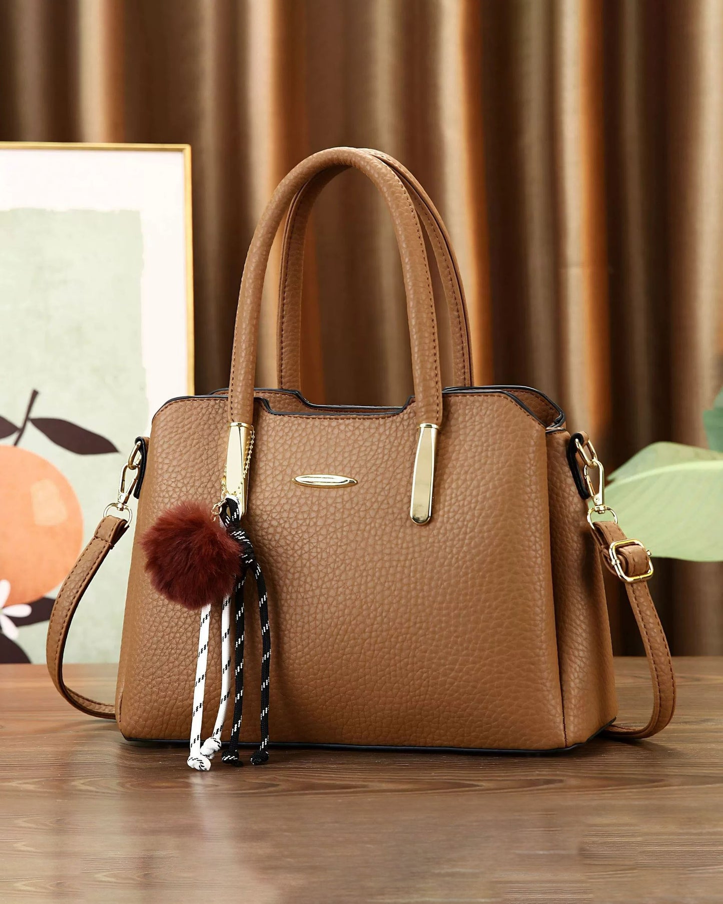 Cartera mediana con colgante y detalles en dorado
