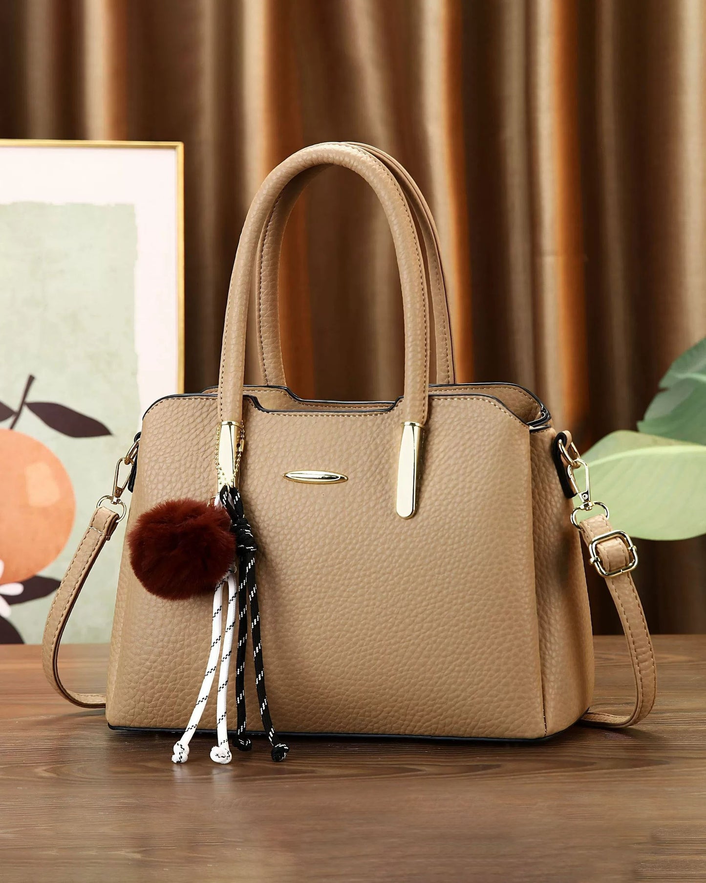 Cartera mediana con colgante y detalles en dorado