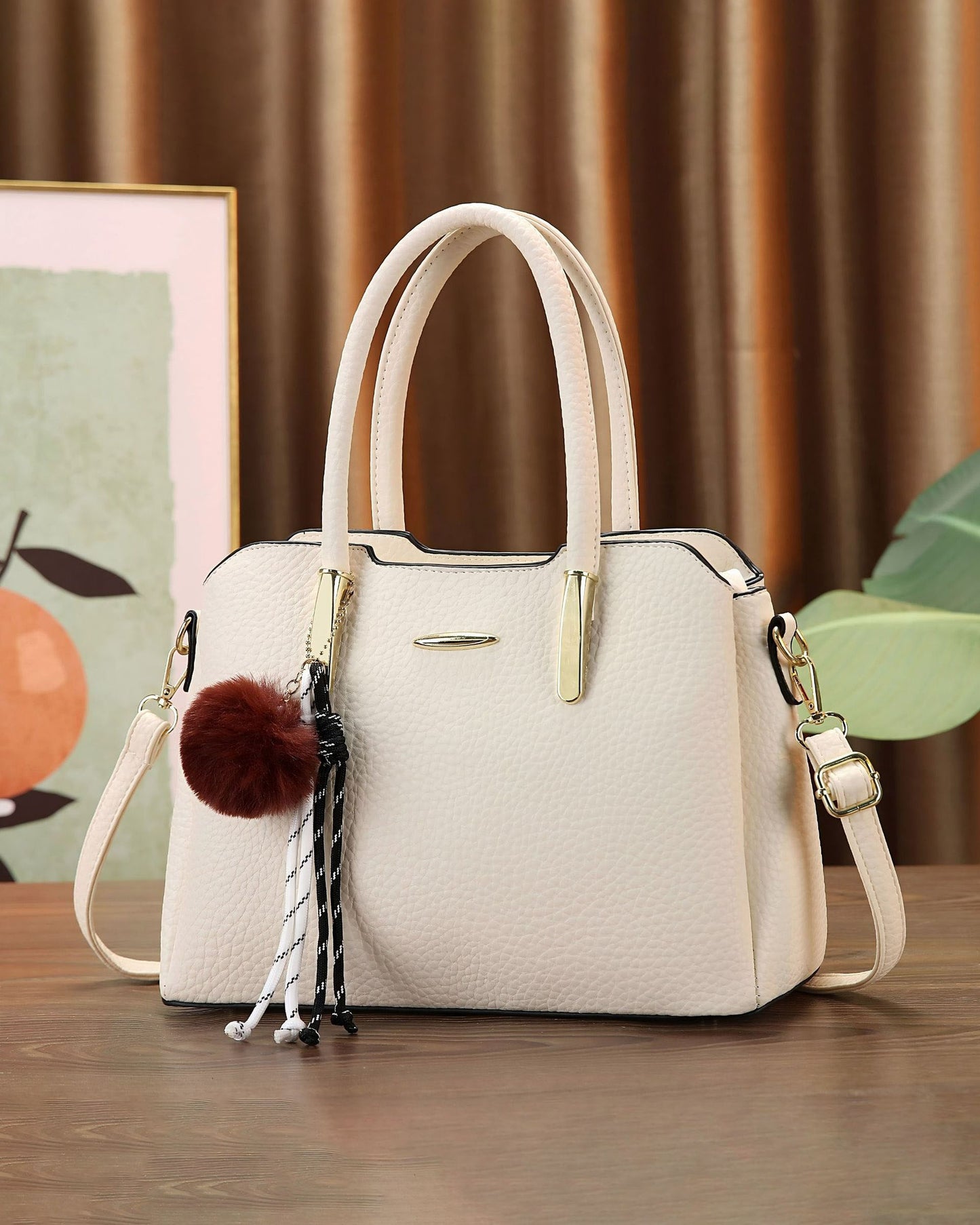 Cartera mediana con colgante y detalles en dorado