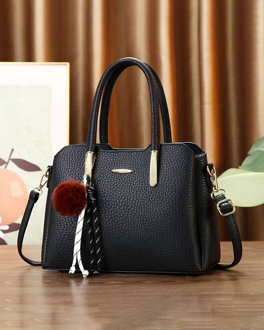 Cartera mediana con colgante y detalles en dorado