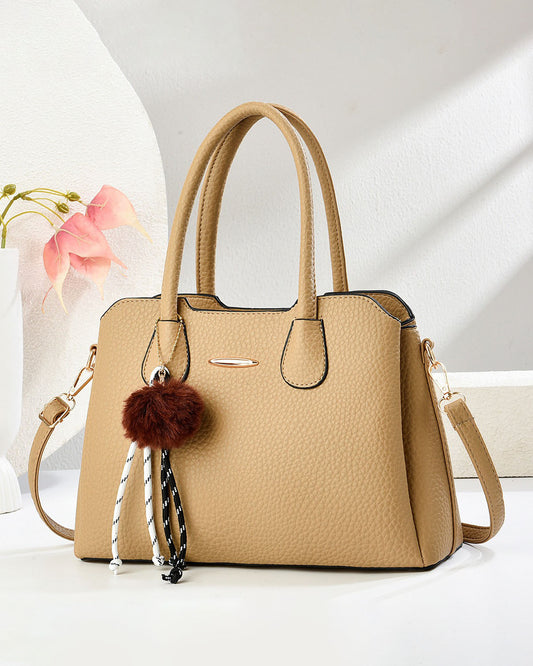 Cartera de mano en tamaño mediano con colgante