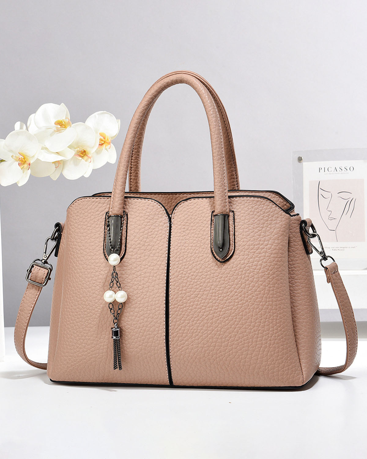 Cartera mediana con llavero colgante