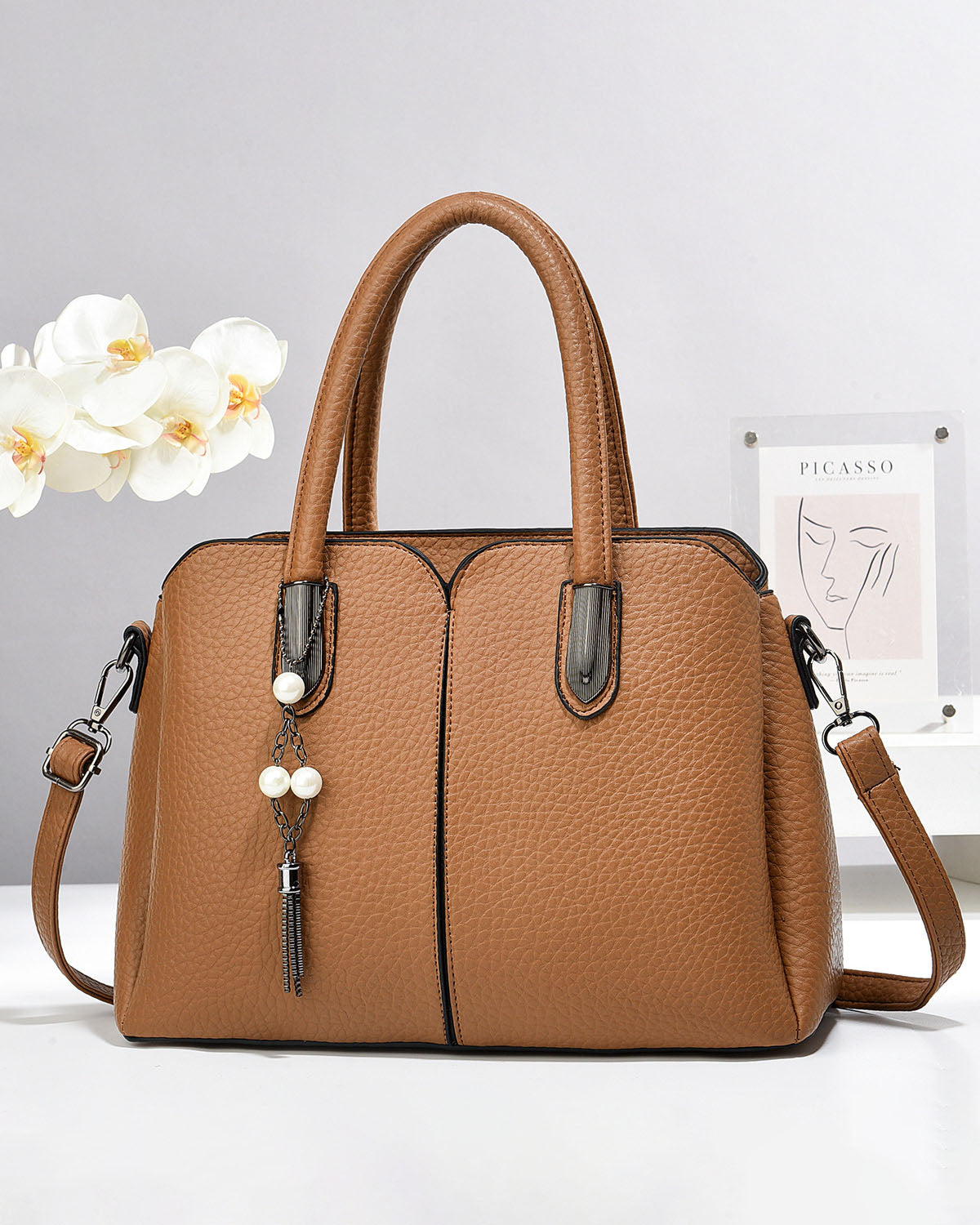 Cartera mediana con llavero colgante
