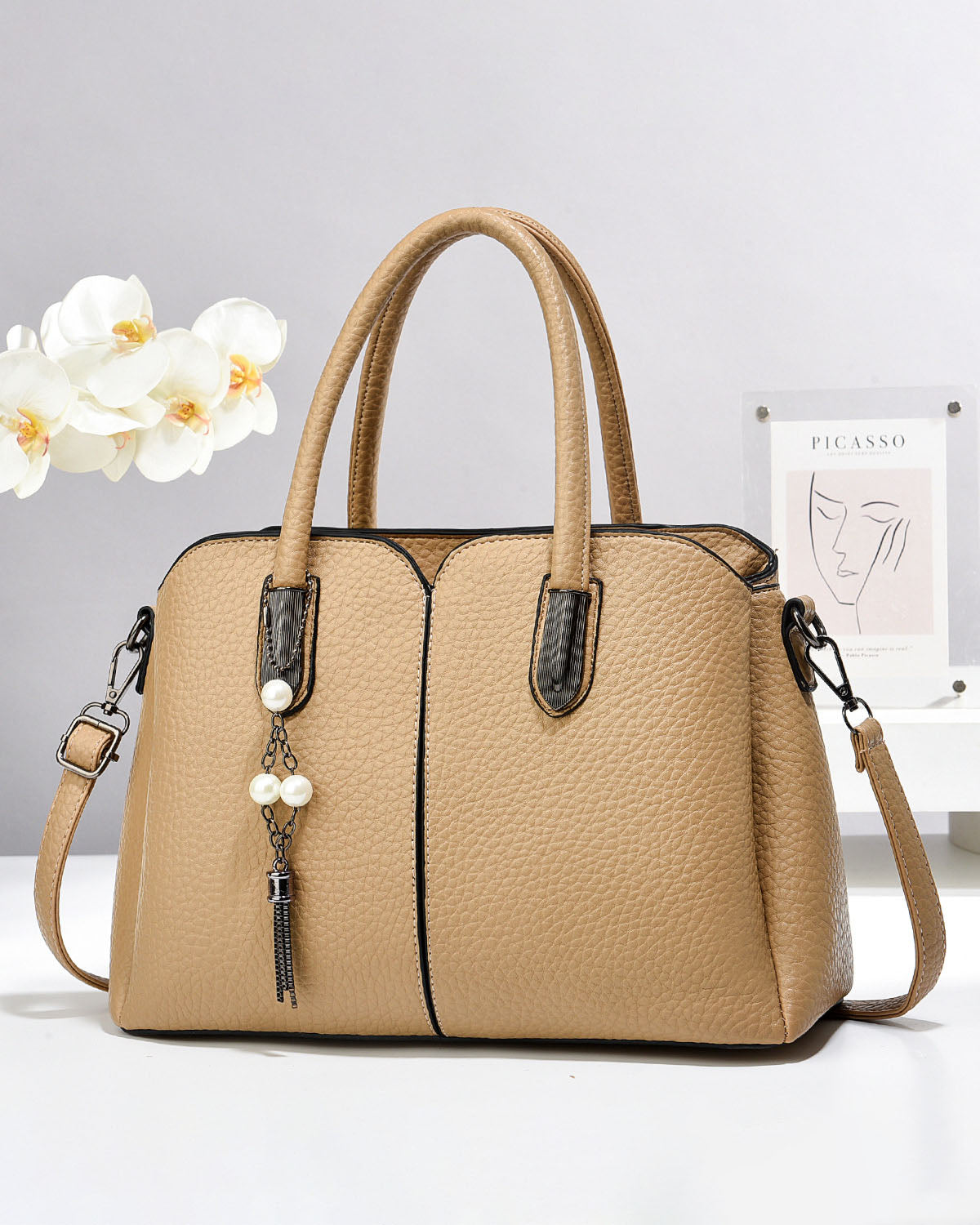 Cartera mediana con llavero colgante