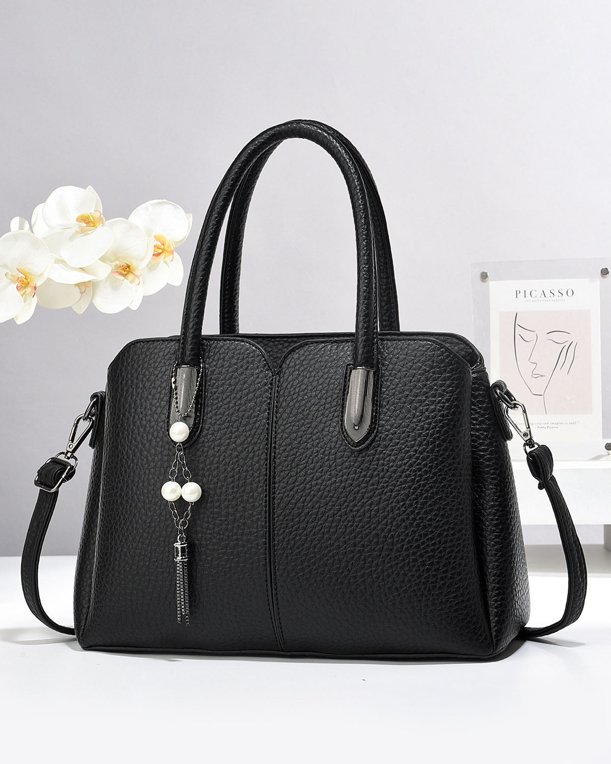 Cartera mediana con llavero colgante