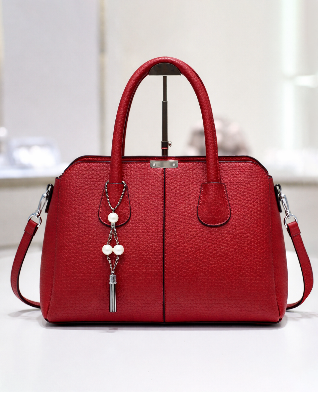 Cartera mediana con llavero decorativo