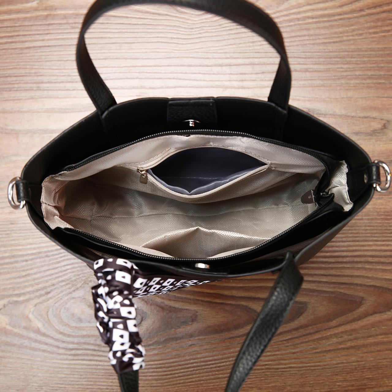 Cartera de mano con correa cruzada y pañuelo decorativo