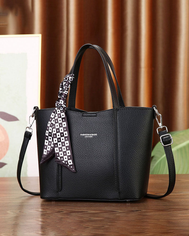 Cartera de mano con correa cruzada y pañuelo decorativo