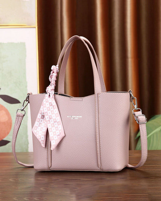 Cartera de mano con correa cruzada y pañuelo decorativo