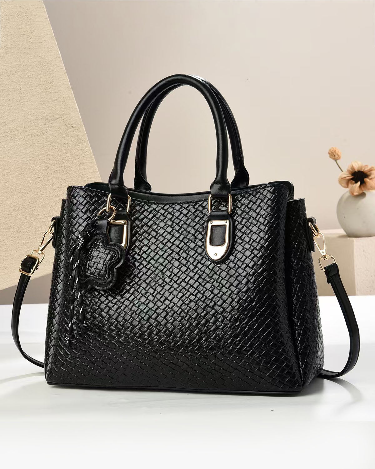 Cartera mediana con diseño imitacion tejido