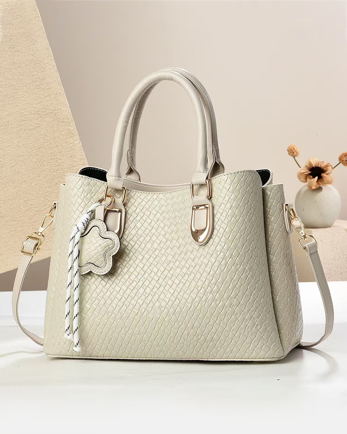 Cartera mediana con diseño imitacion tejido