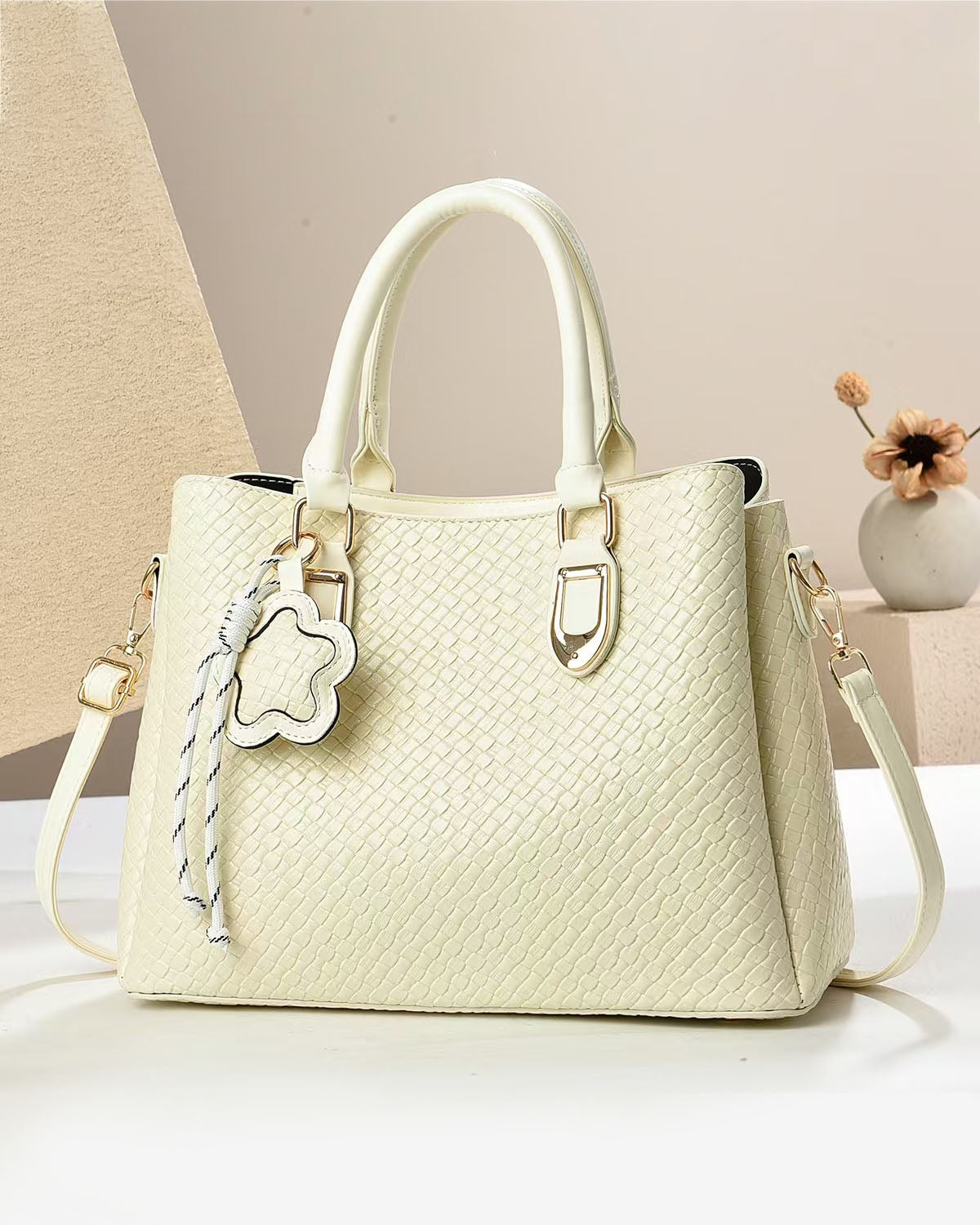 Cartera mediana con diseño imitacion tejido