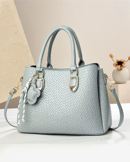 Cartera mediana con diseño imitacion tejido