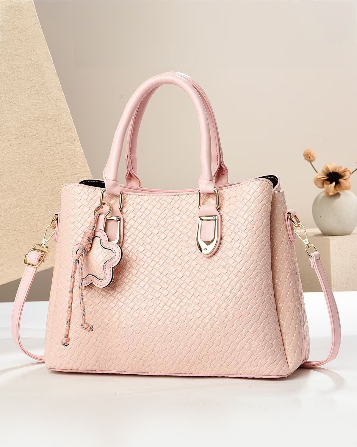 Cartera mediana con diseño imitacion tejido