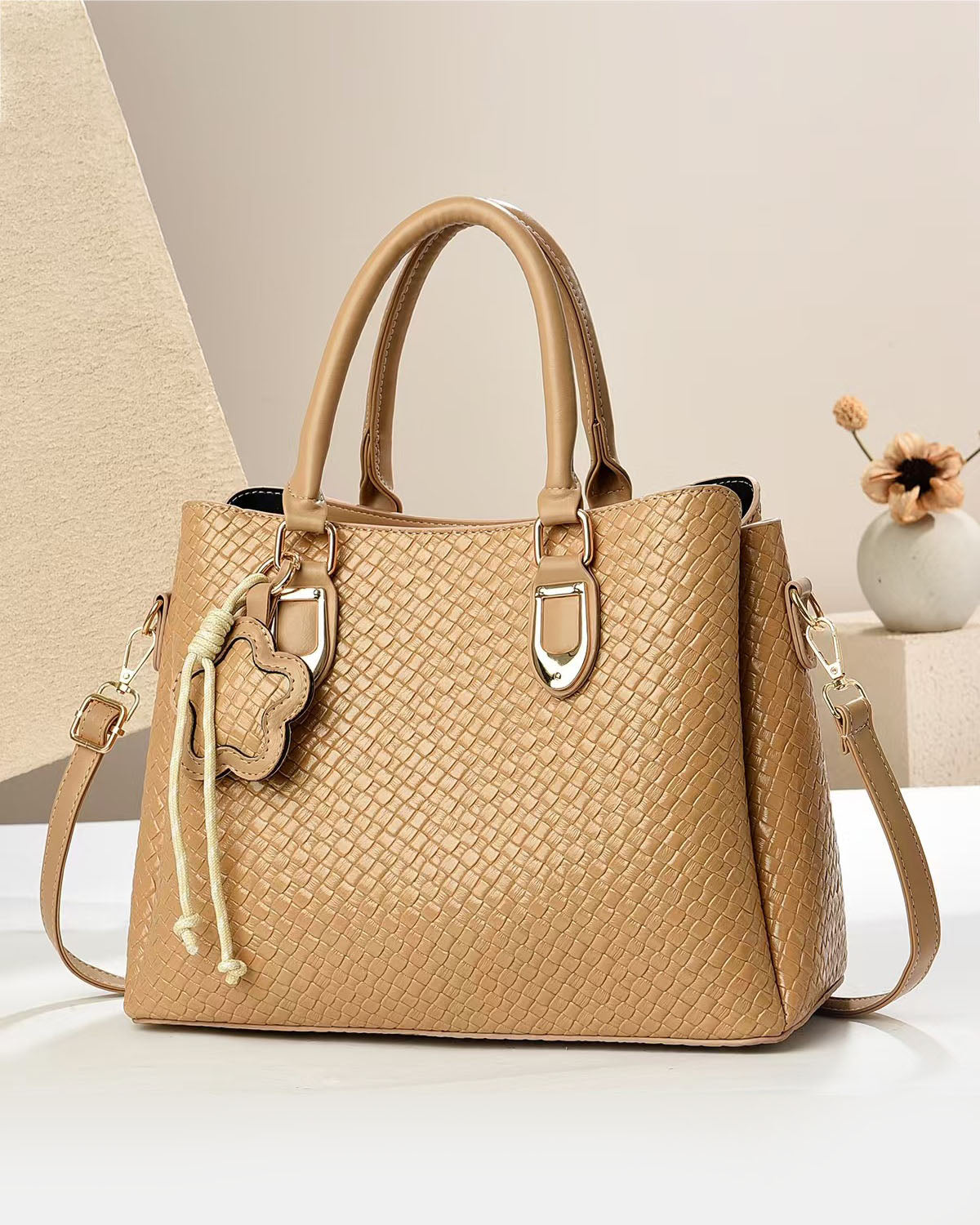 Cartera mediana con diseño imitacion tejido