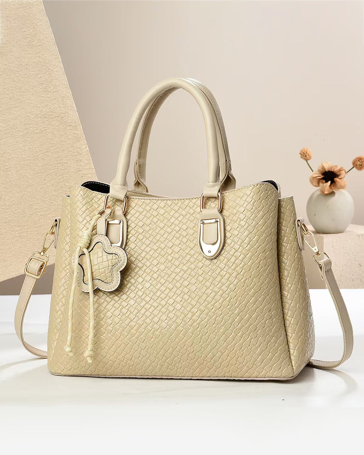 Cartera mediana con diseño imitacion tejido