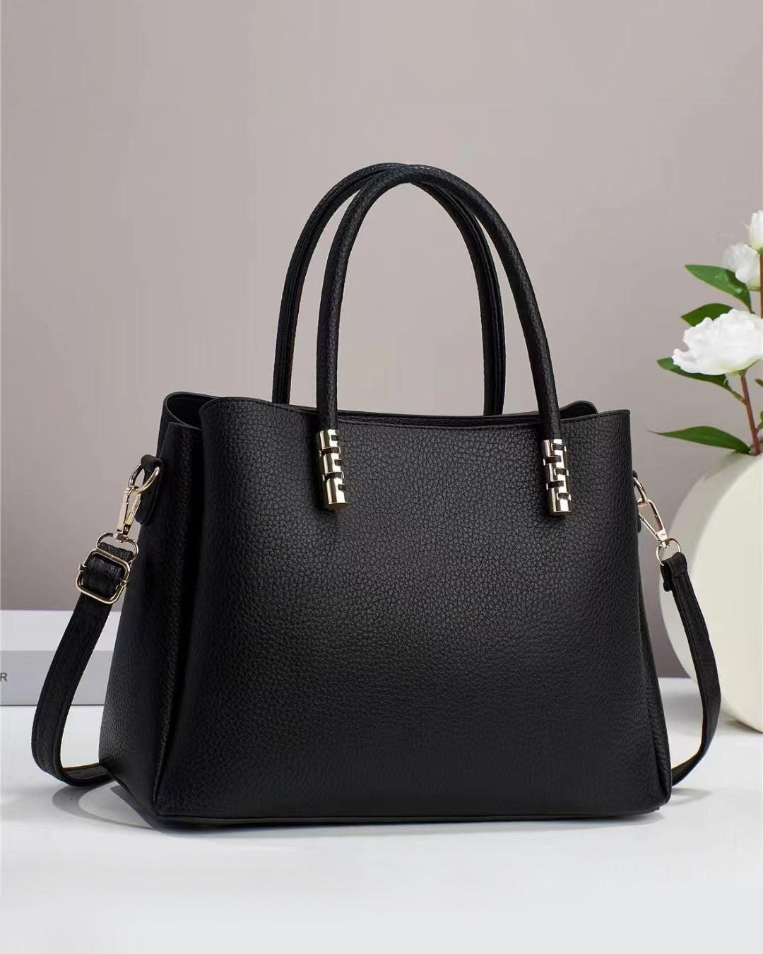 Black Friday • Cartera mediana con detalles en dorado y look minimalista