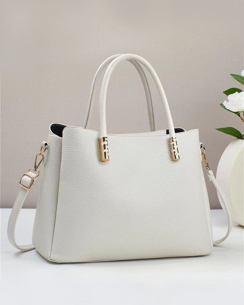Black Friday • Cartera mediana con detalles en dorado y look minimalista