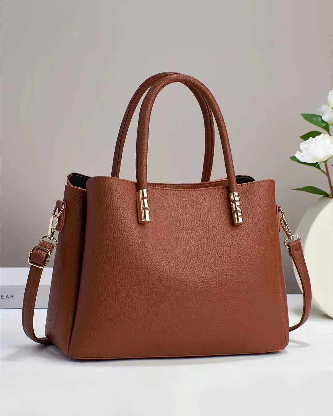 Black Friday • Cartera mediana con detalles en dorado y look minimalista