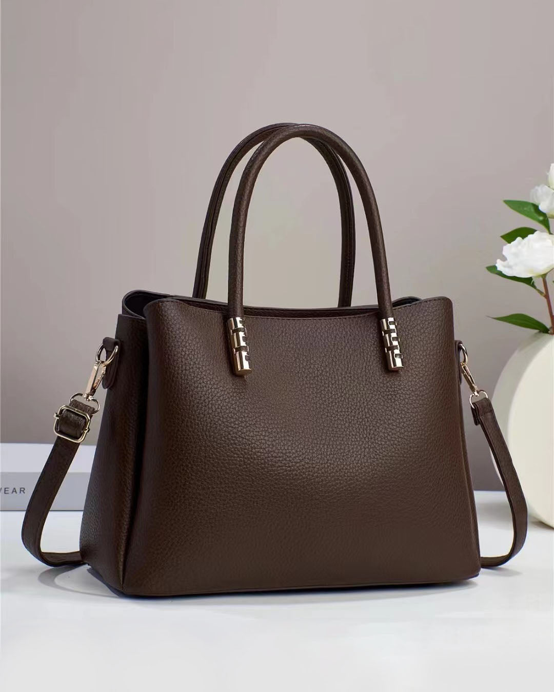 Black Friday • Cartera mediana con detalles en dorado y look minimalista