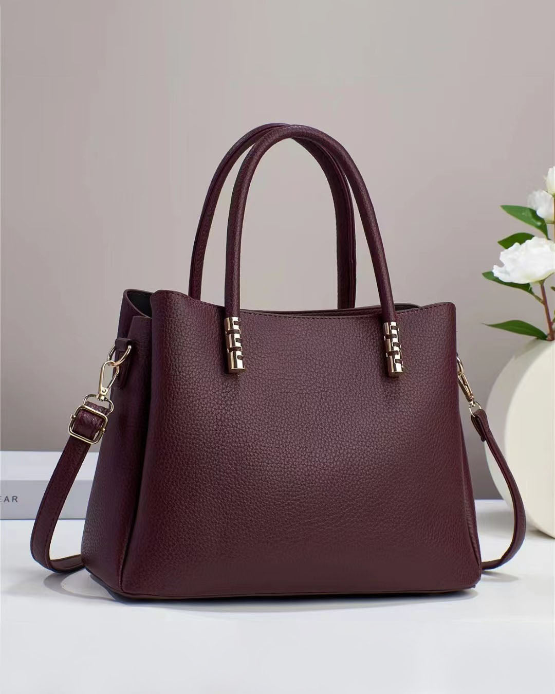 Black Friday • Cartera mediana con detalles en dorado y look minimalista