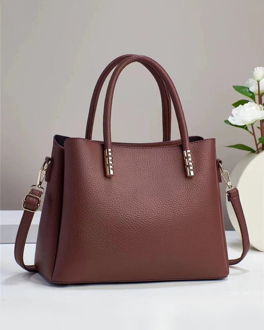 Black Friday • Cartera mediana con detalles en dorado y look minimalista