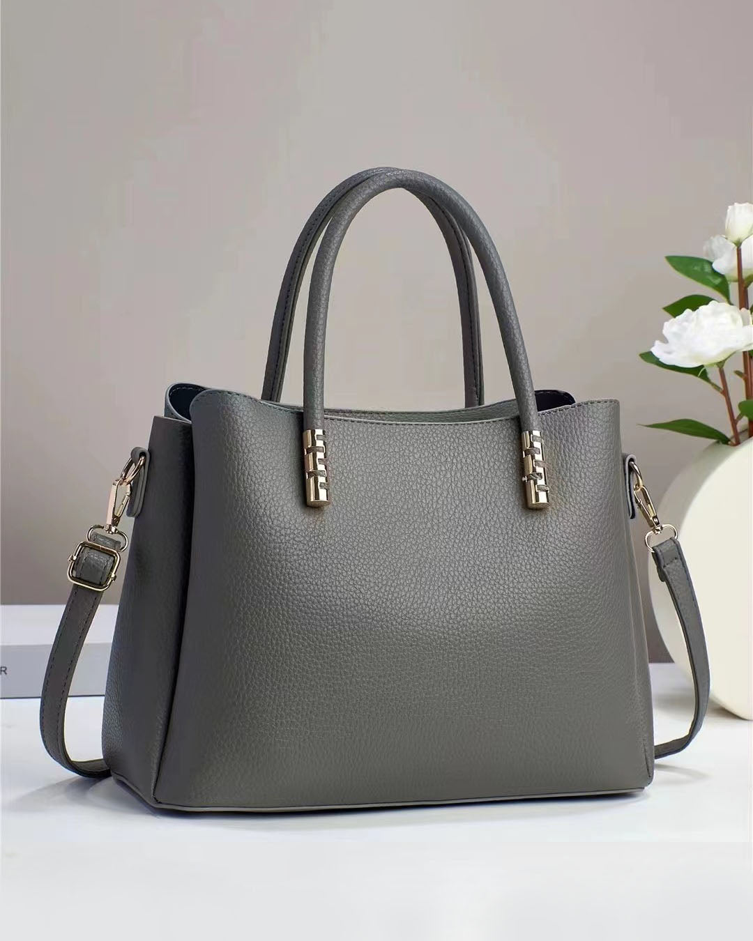 Black Friday • Cartera mediana con detalles en dorado y look minimalista
