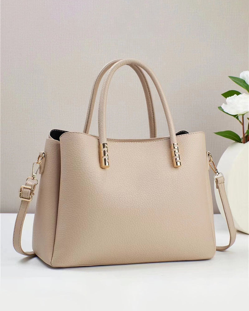 Black Friday • Cartera mediana con detalles en dorado y look minimalista