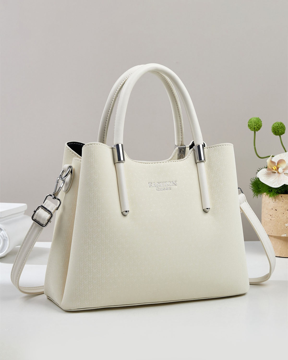 Cartera mediana con detalles en plateado