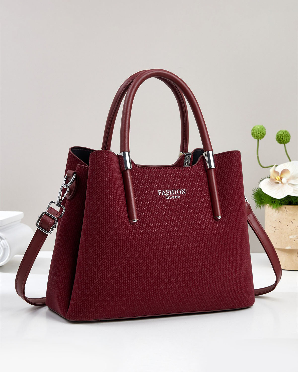 Cartera mediana con detalles en plateado