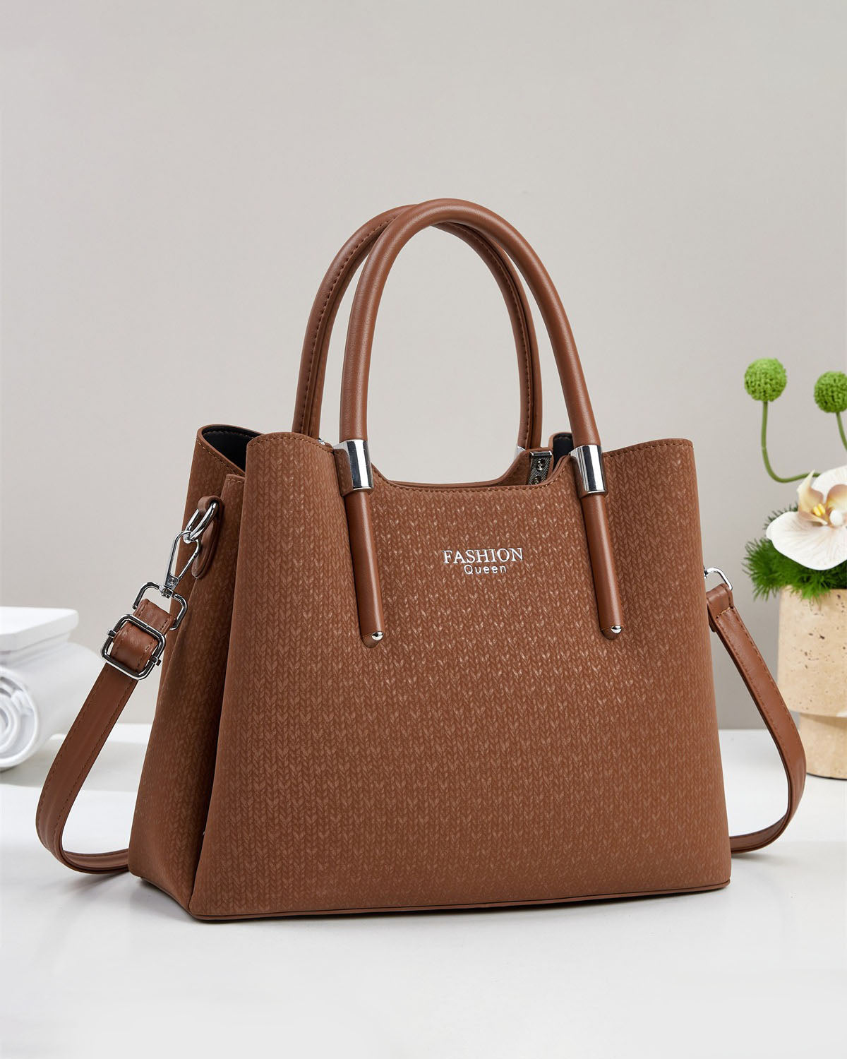 Cartera mediana con detalles en plateado