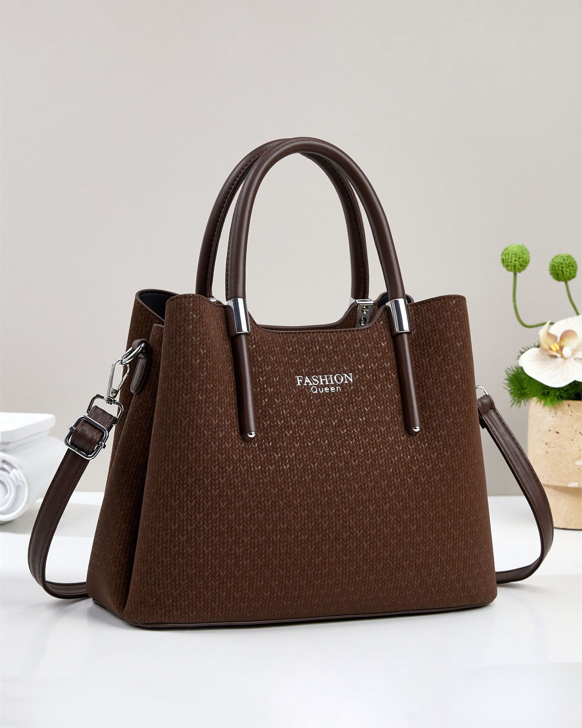 Cartera mediana con detalles en plateado