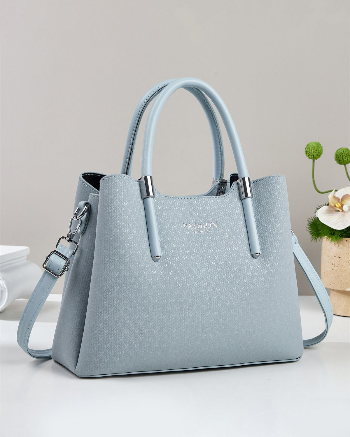 Cartera mediana con detalles en plateado