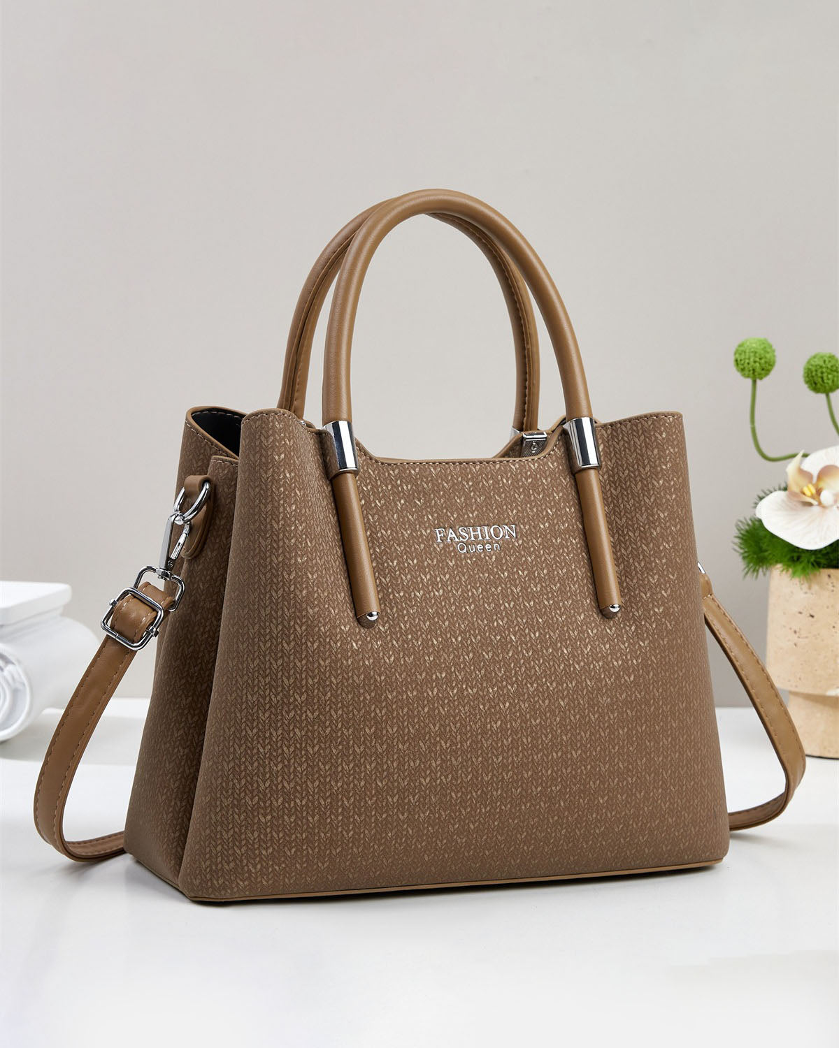 Cartera mediana con detalles en plateado