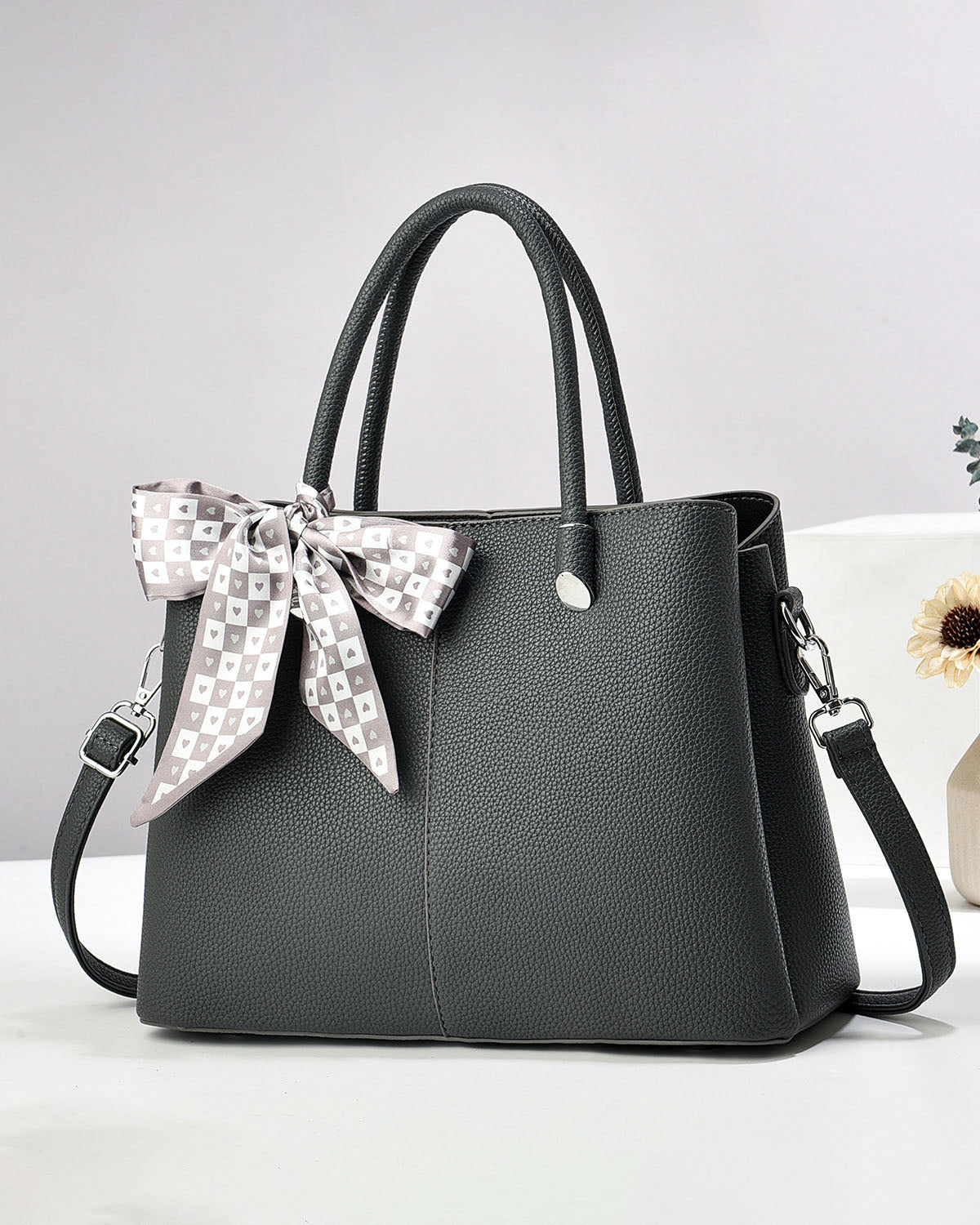 💕Oferta ¡San Valentín! 💕 • Cartera mediana con detalles en dorado y bufanda decorativa