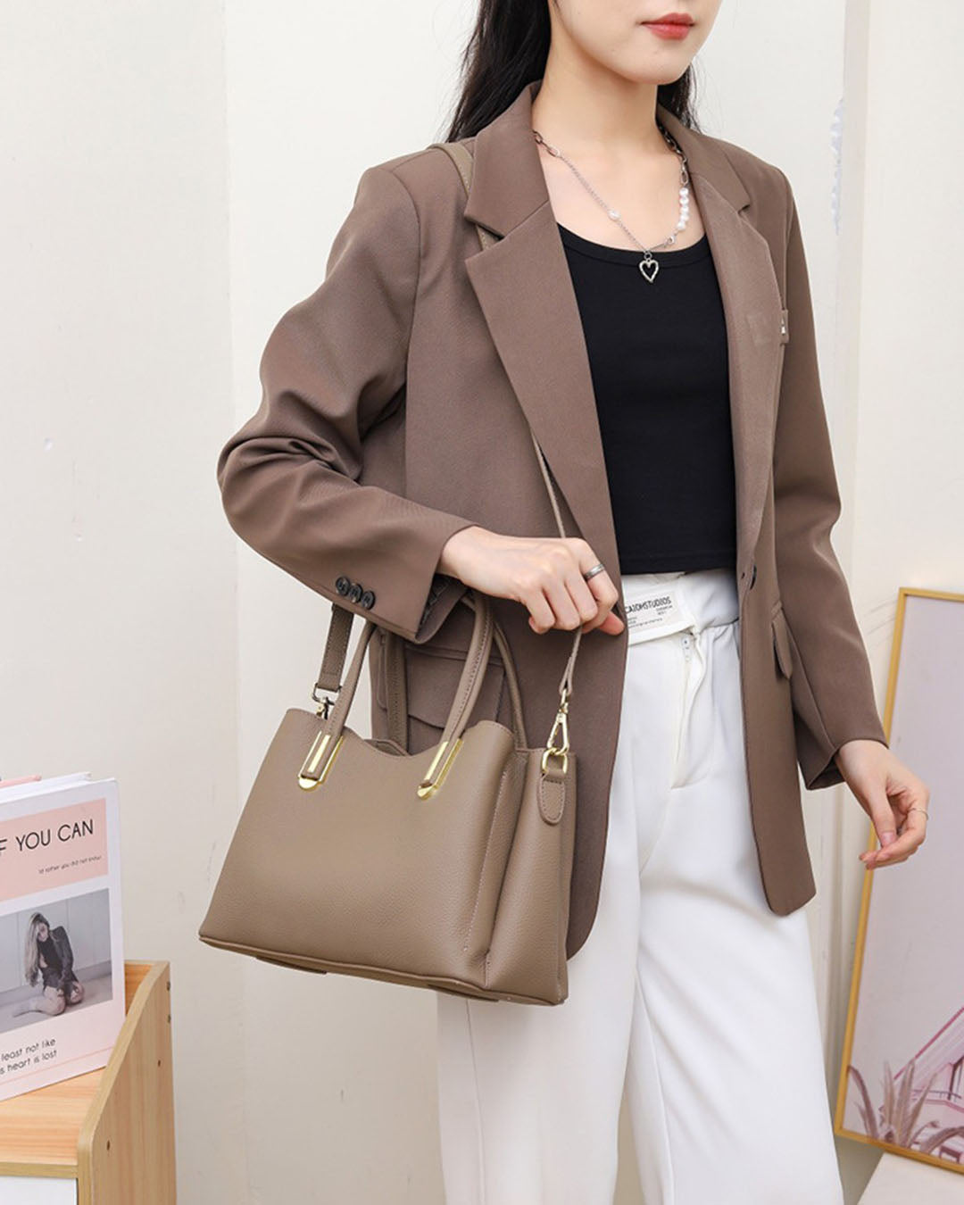 Bolso de mano mediana con correa ajustable para el hombro