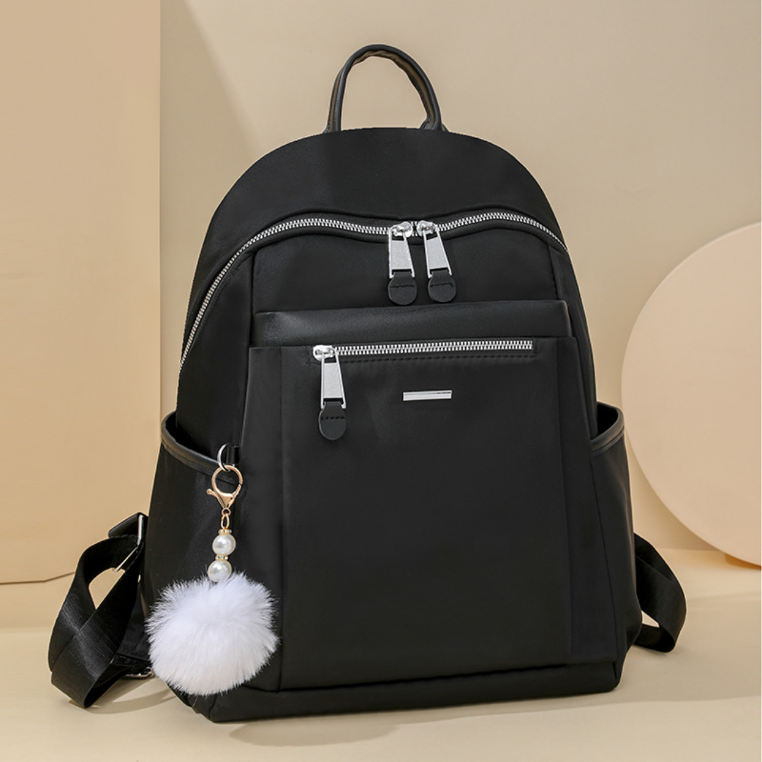 Mochila en tela con compartimentos, llavero pompón y asa superior