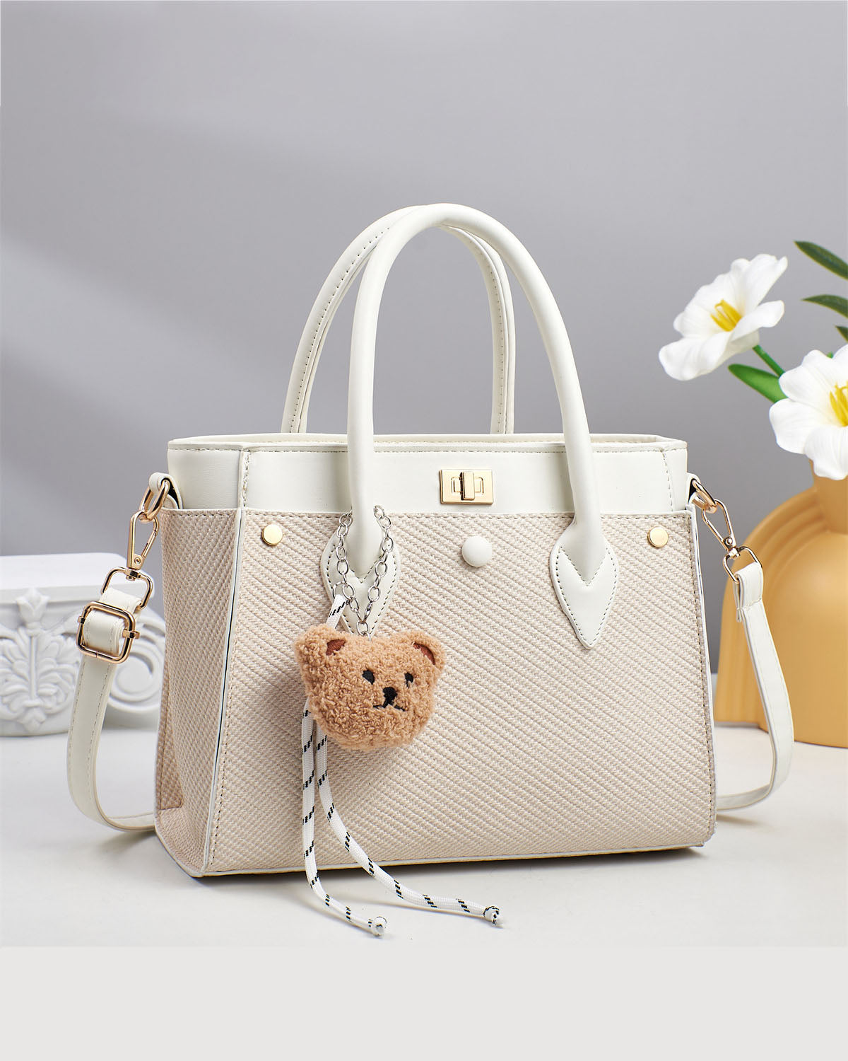 Cartera pequeña con llavero peluche removible
