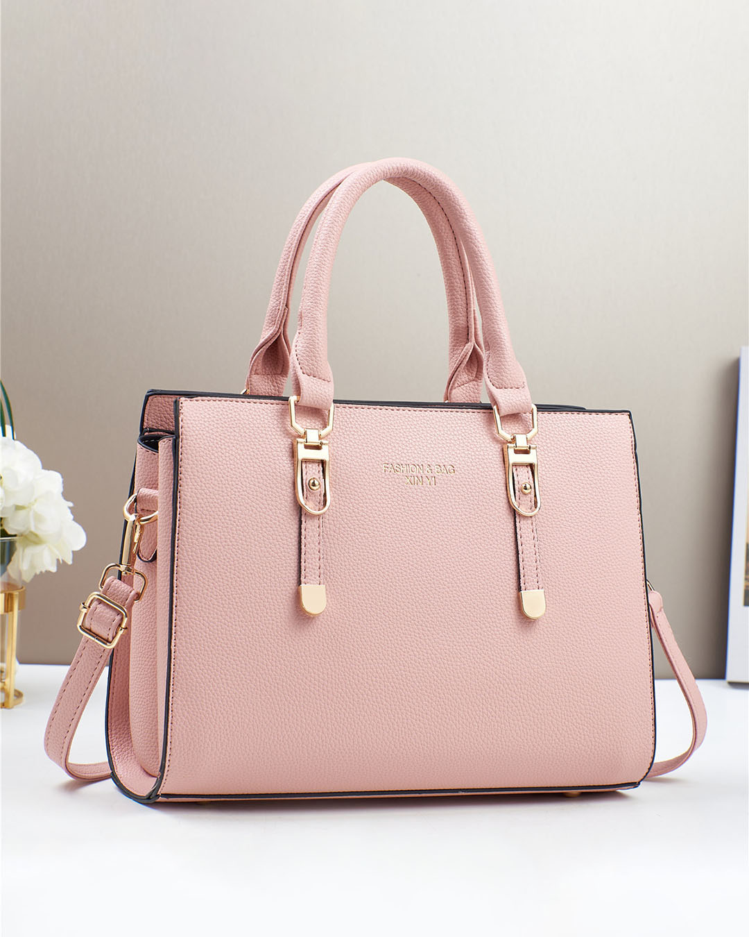 Cartera mediana con detalles en dorado