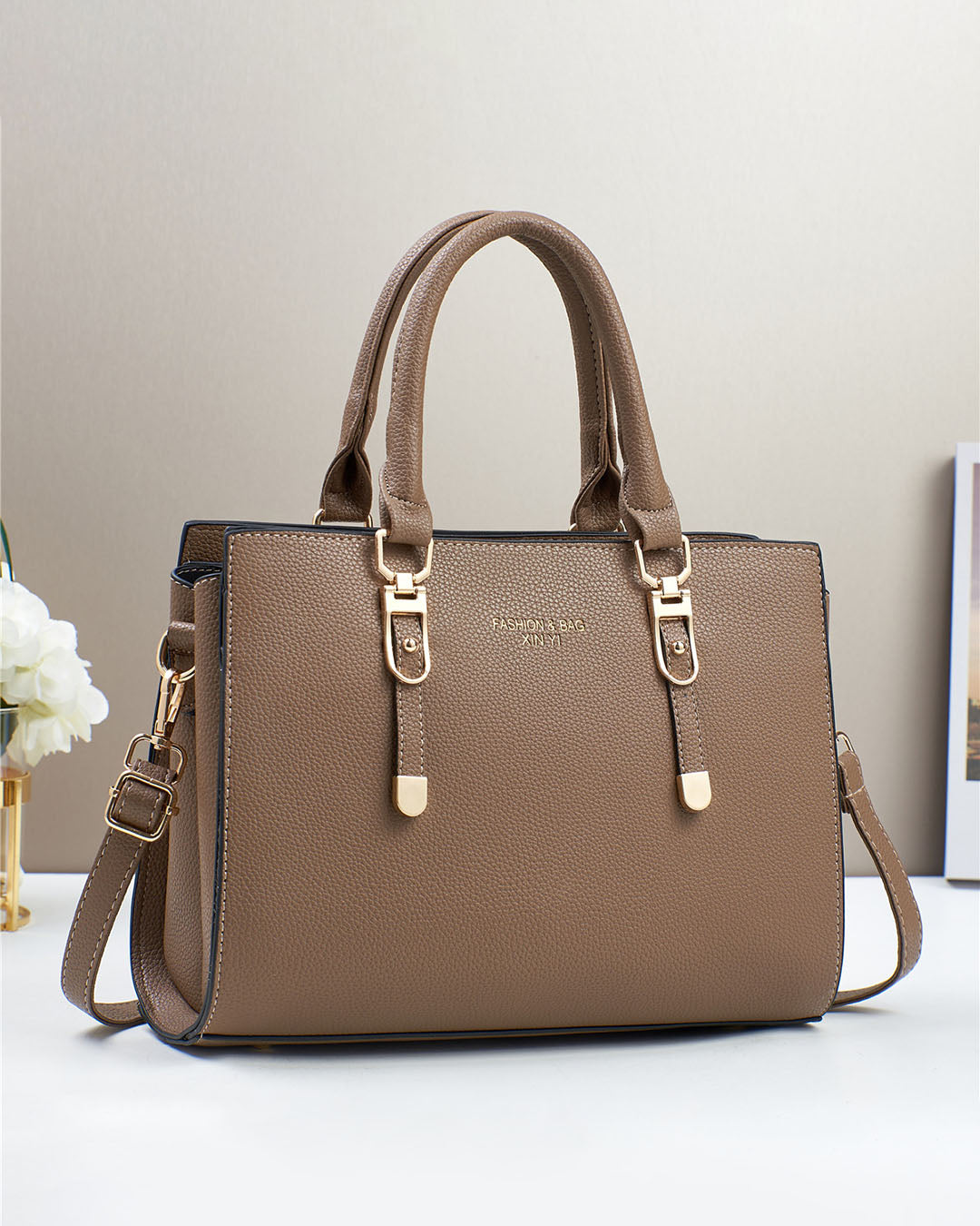 Cartera mediana con detalles en dorado