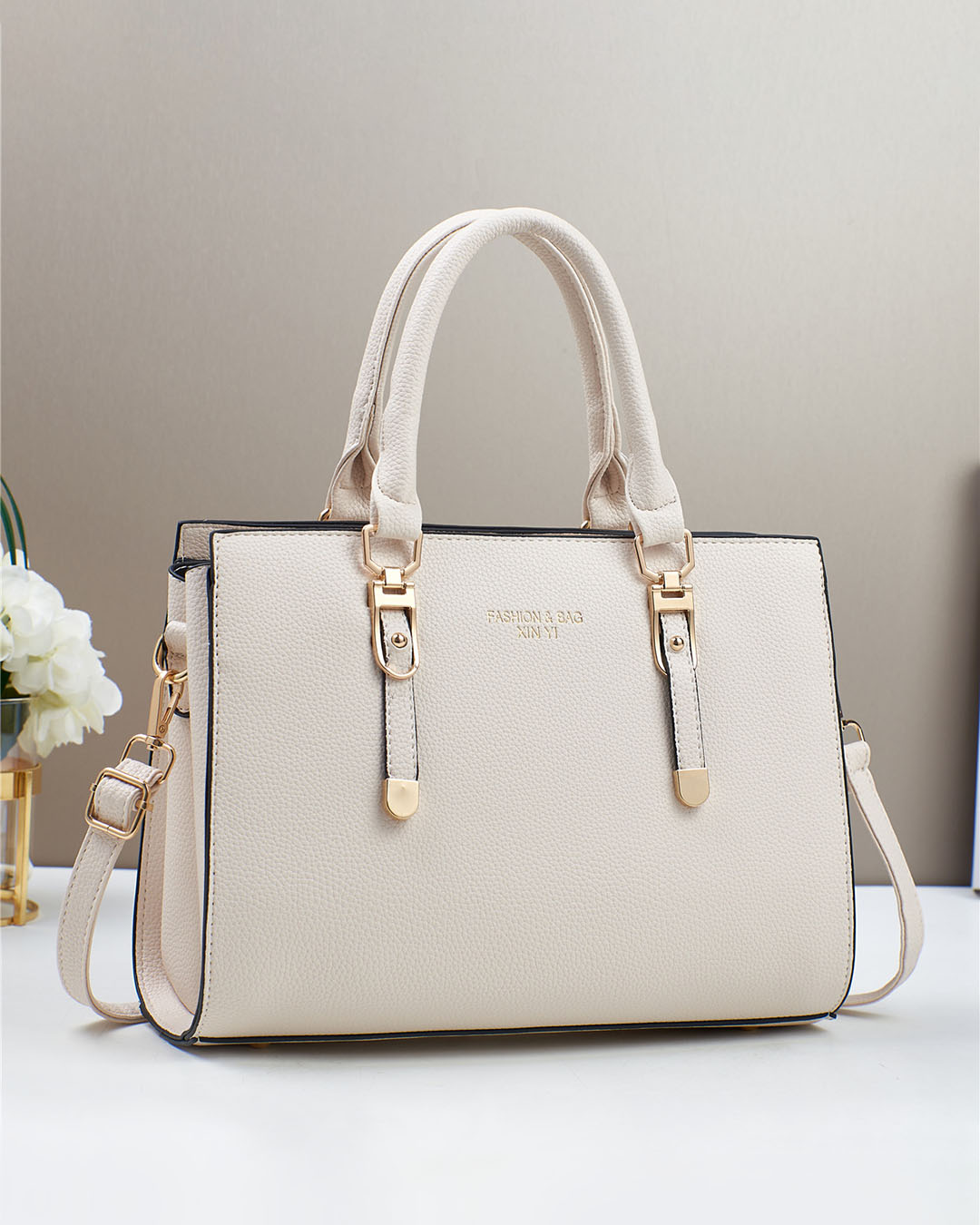 Cartera mediana con detalles en dorado