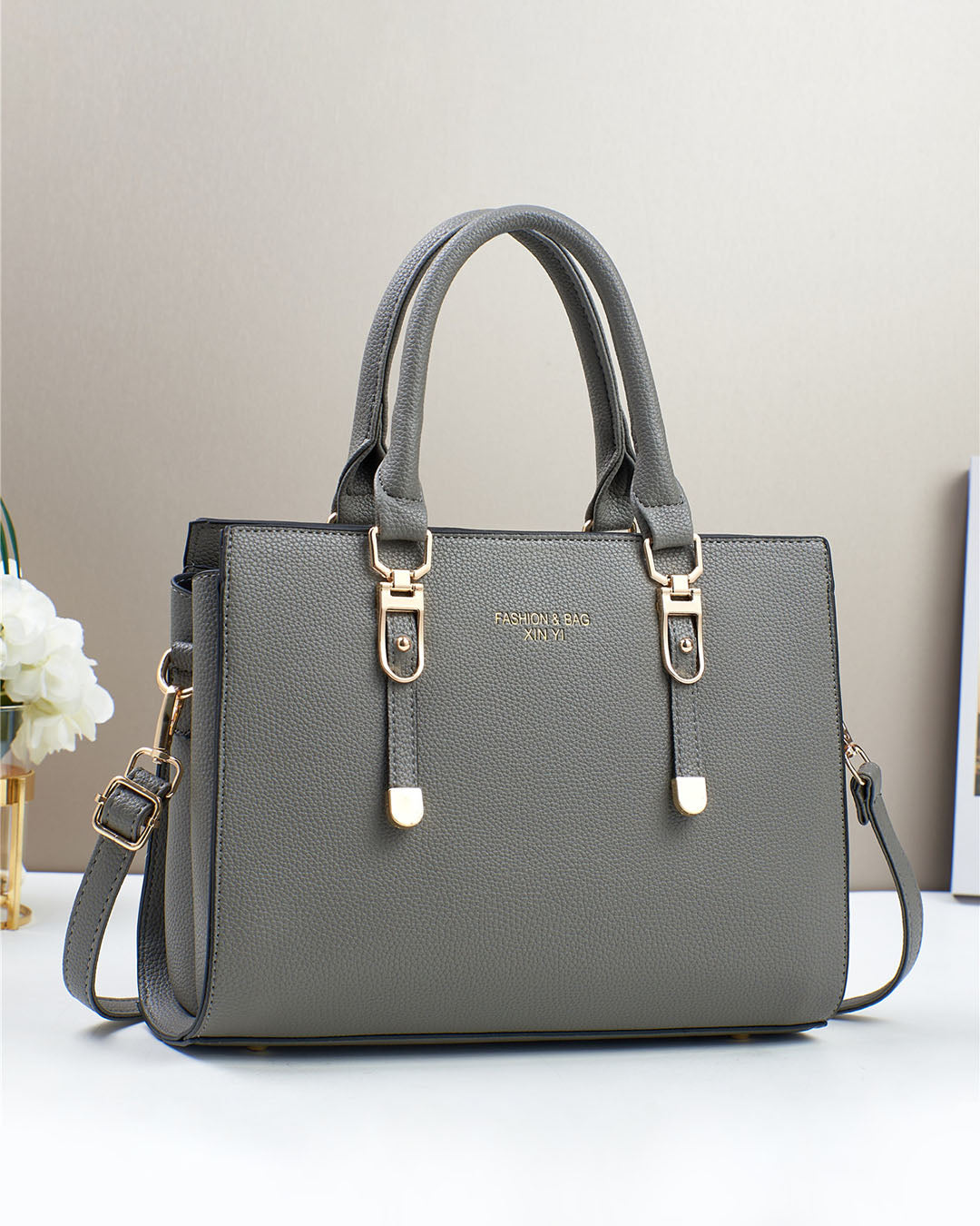 Cartera mediana con detalles en dorado