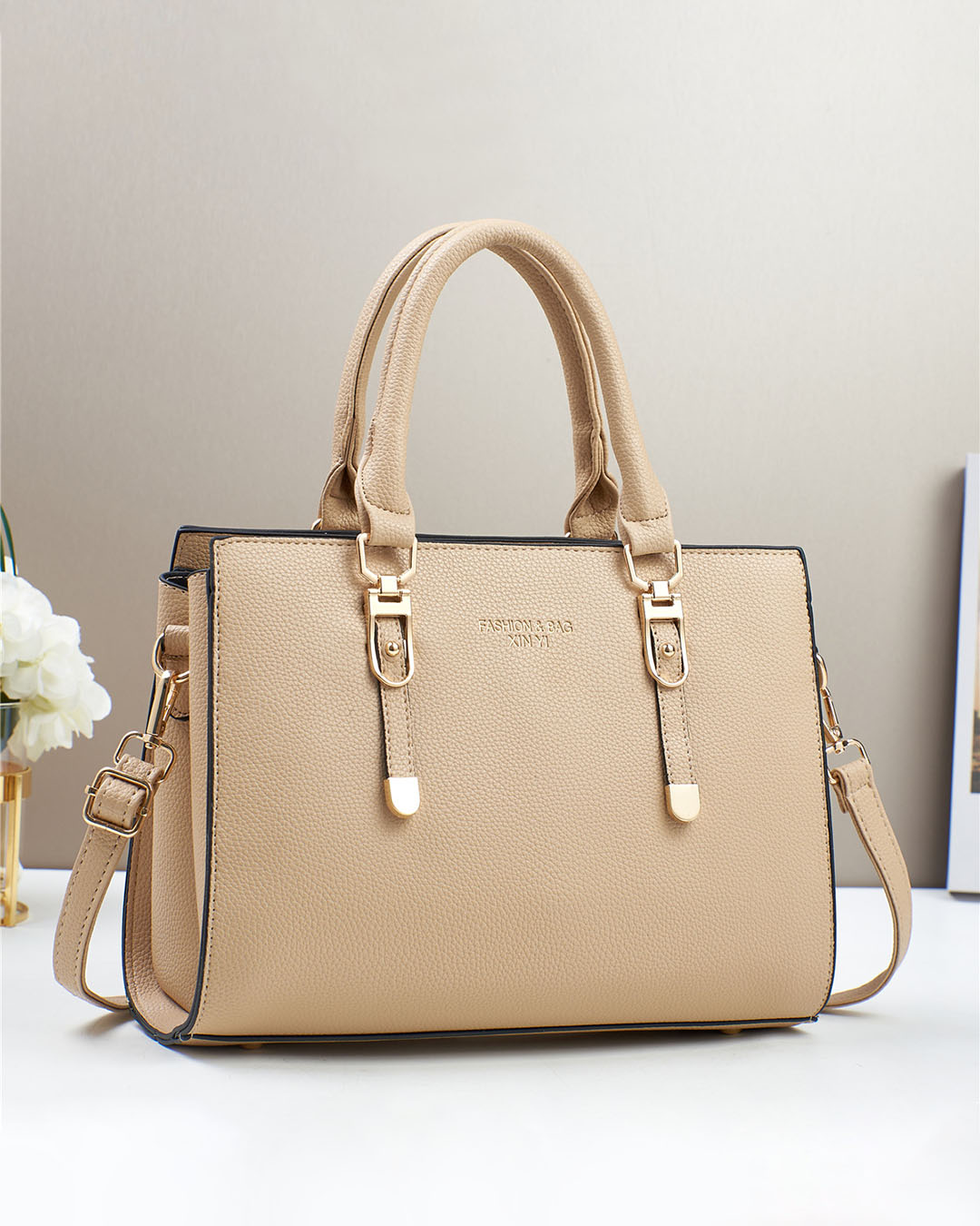 Cartera mediana con detalles en dorado