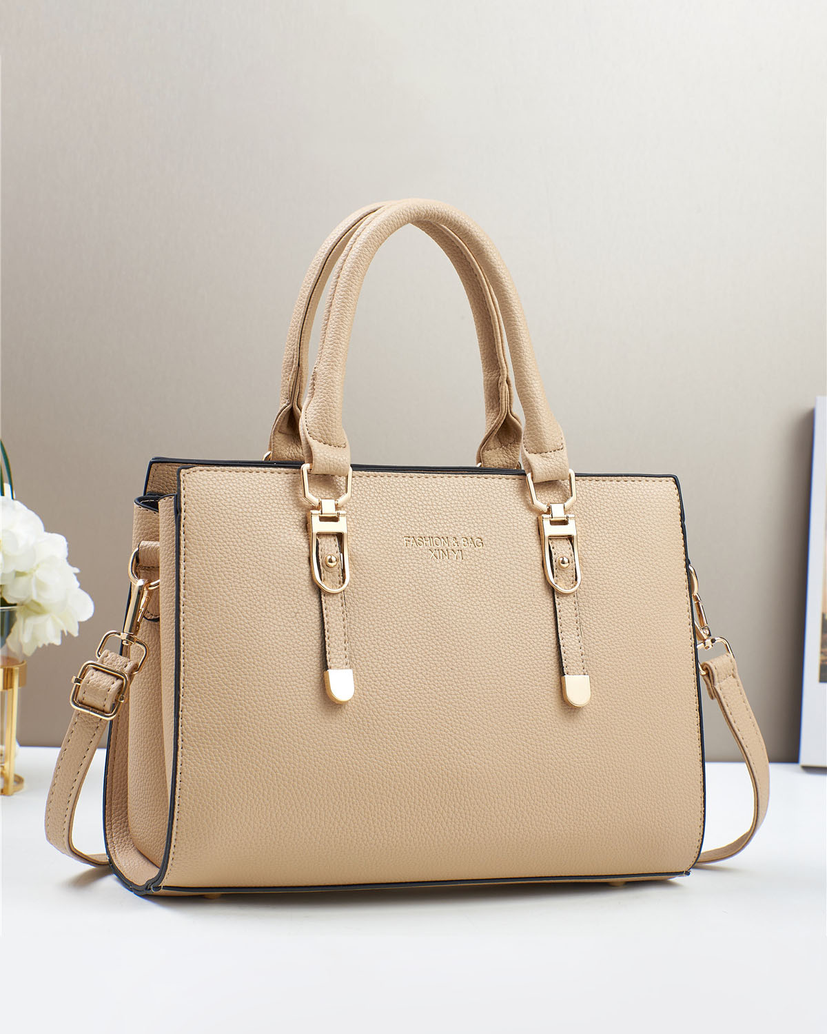 Cartera mediana de tamaño cuadrado