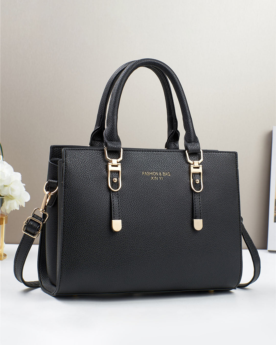 Cartera mediana con detalles en dorado