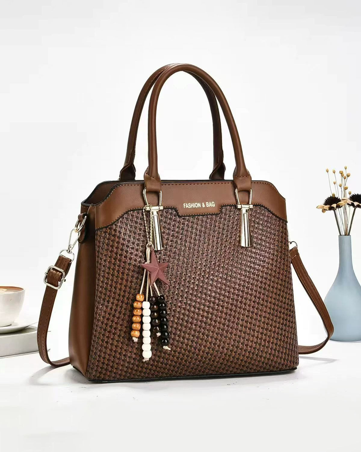 Bolso de mano con accesorio colgante