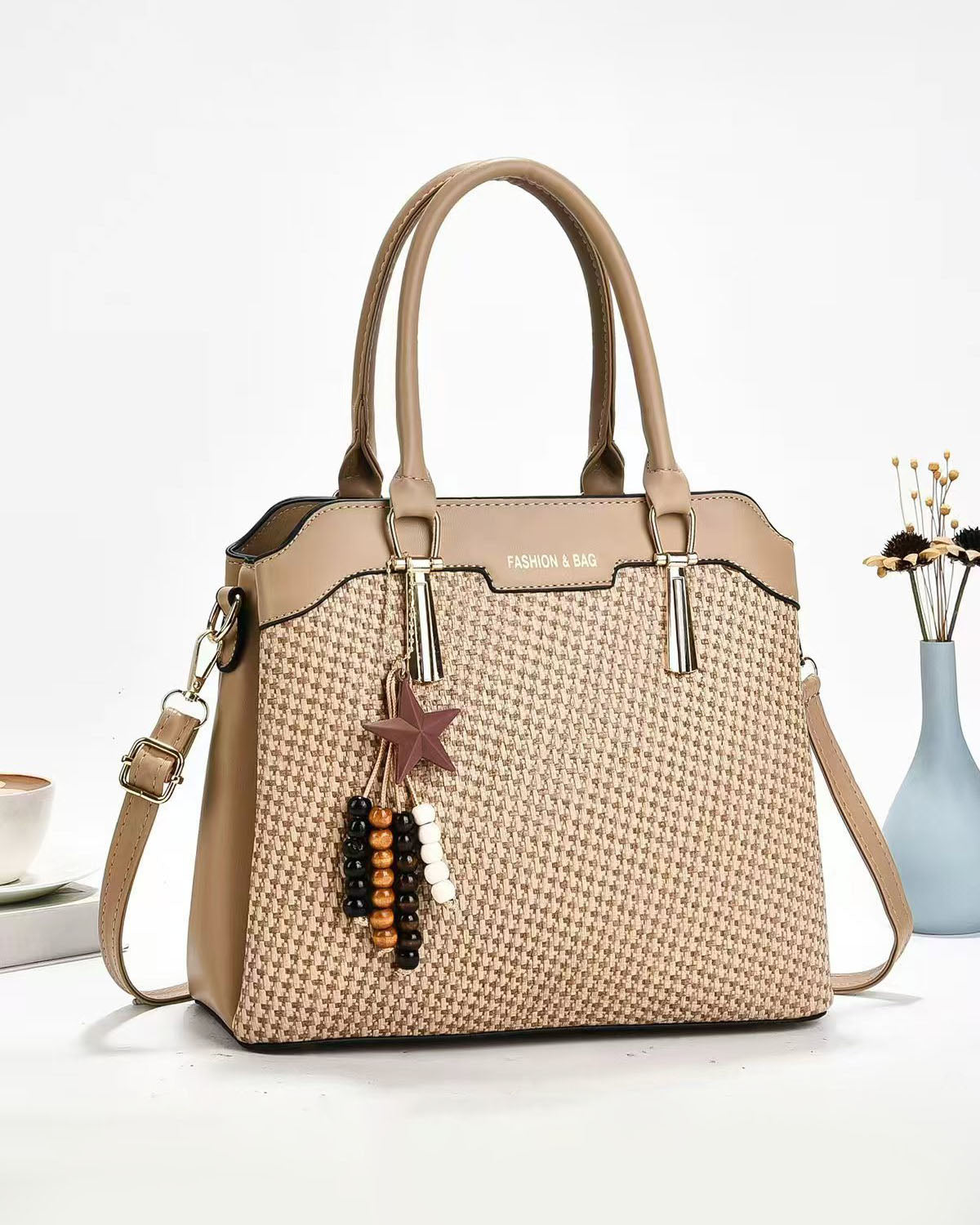 Bolso de mano con accesorio colgante
