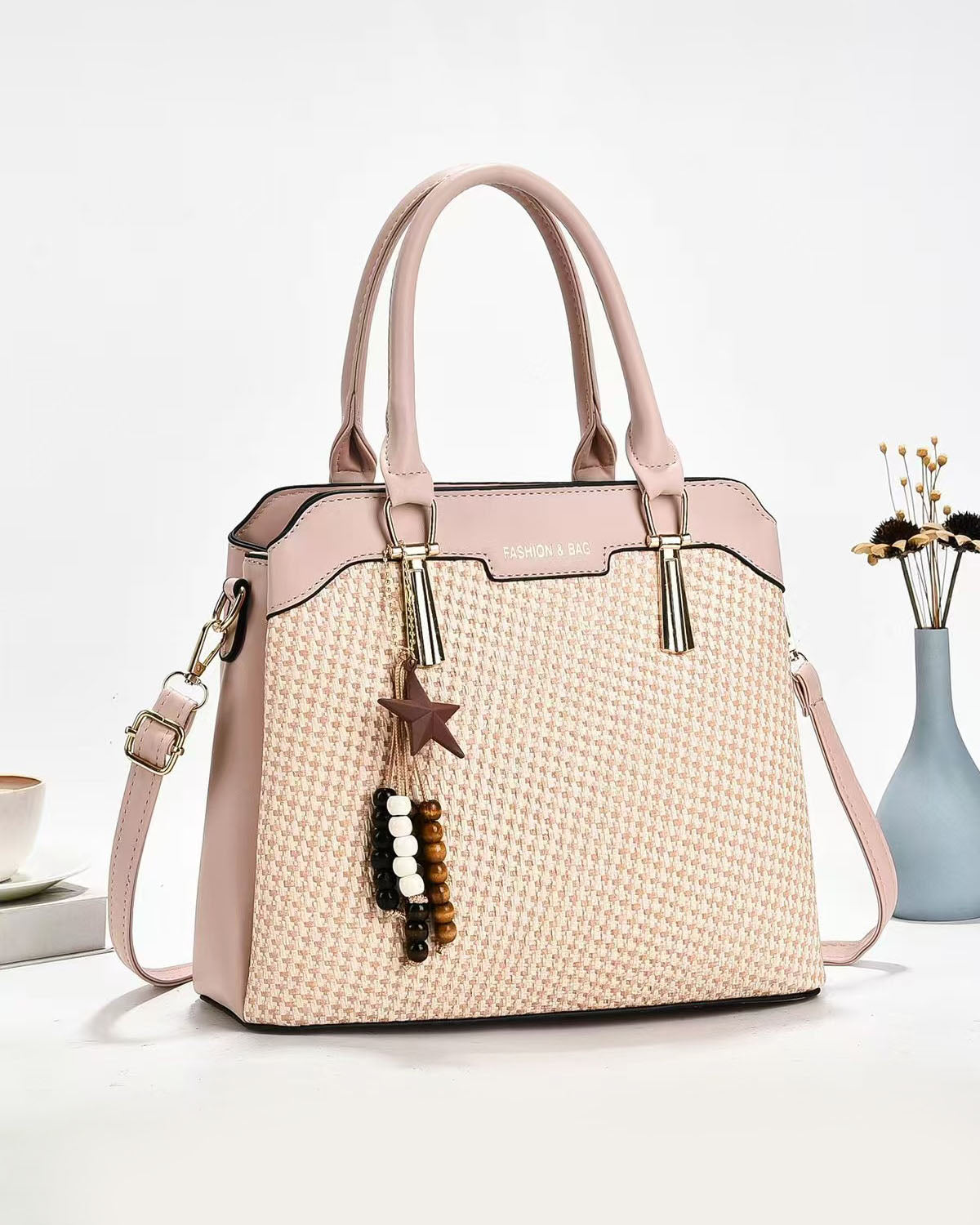Bolso de mano con accesorio colgante