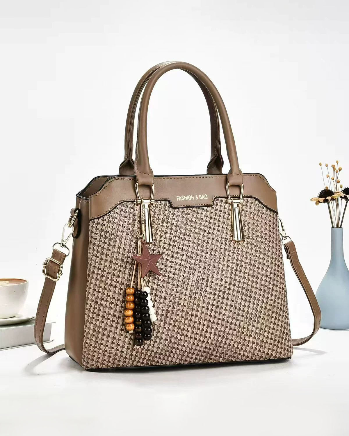 Bolso de mano con accesorio colgante