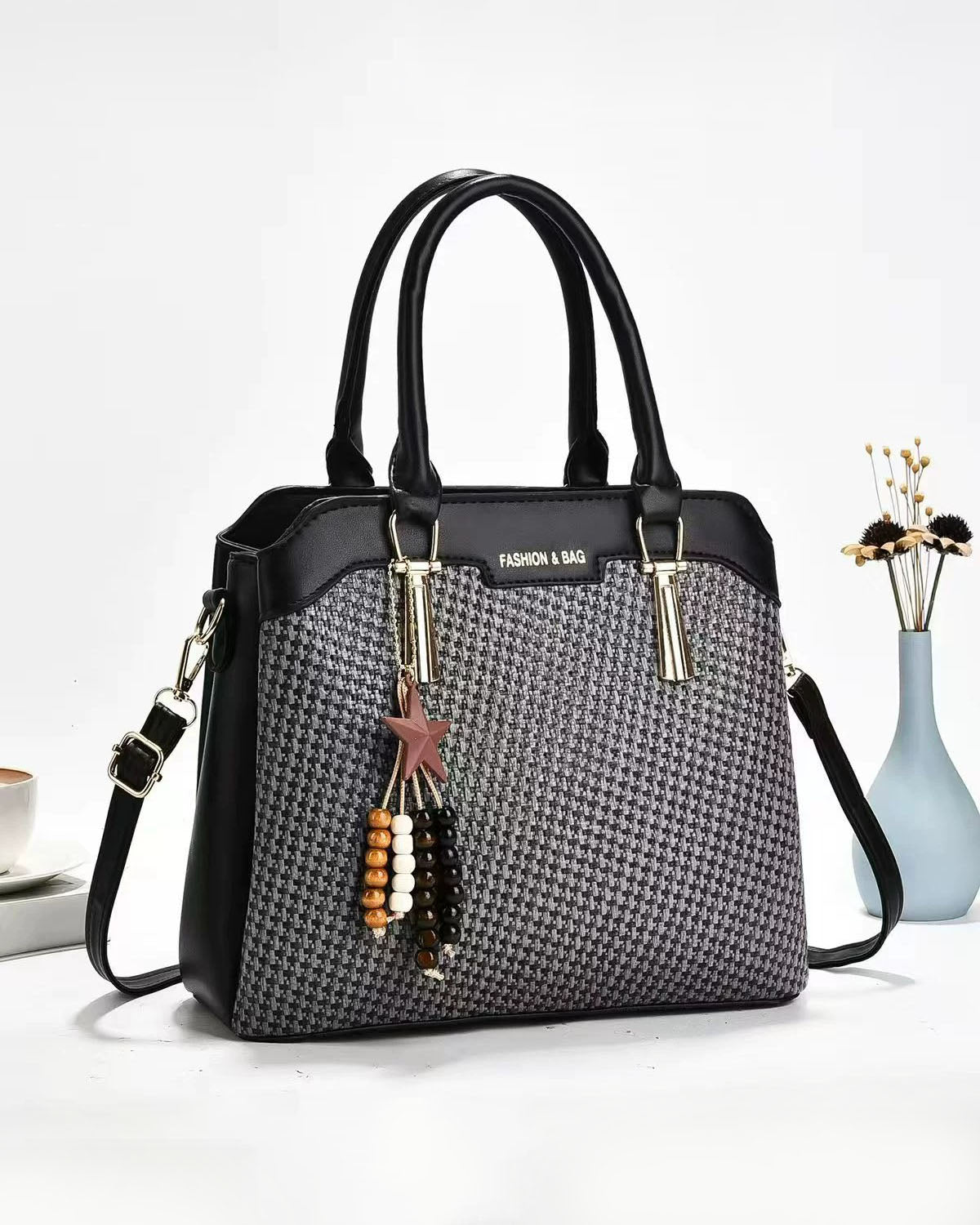 Bolso de mano con accesorio colgante